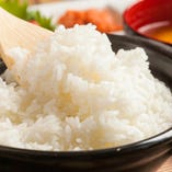 こだわりの国産食材例 その2◆炊きたて土鍋ごはん！！ 国産にこだわる以上、日本人のソウルフード[お米]は外せませんね。おすすめは、北海道産ゆめぴりかを使用した1日5食限定の土鍋ご飯！味の濃さ・粘り・香りの良さが一層引き立ちます♪明太子や鮭などご飯に合うおかず付きです。※炊きあがりに30分頂戴いたします。