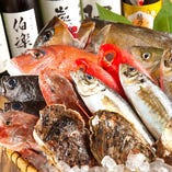 ◆こだわり◆当店と言えば、新鮮魚介！毎日、横浜中央卸売市場を直接訪れ、頑固なまでに厳選した良物のみを買い付けています♪煮込み、炉端焼きなど、お好みに合わせて調理可能ですが、おすすめは青木鮮魚店名物【お刺身桶もり】！その日のイチオシ鮮魚をたっぷり8種使った贅沢な盛り合わせです。シェアしてどうぞ♪