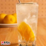新鮮なレモンの酸味と豊かな香りが楽しめる名物レモンサワー！