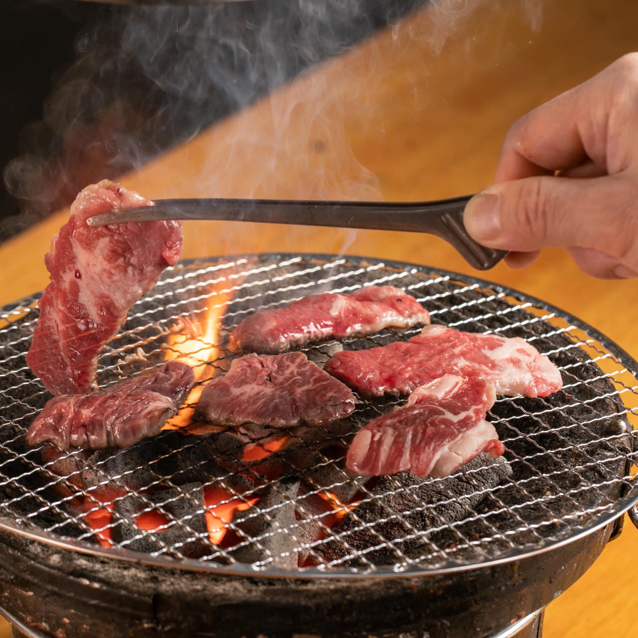 炭火で焼くから、お肉の旨みを最大限に引き出します