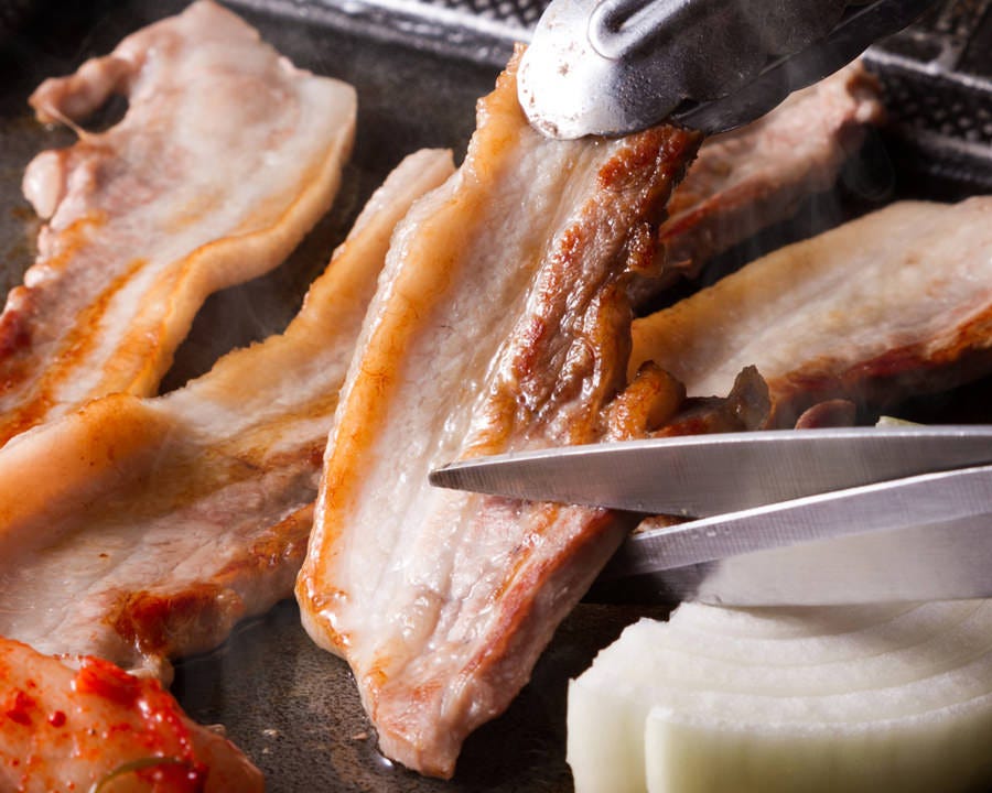 ハサミで切られているサムギョプサルの豚肉