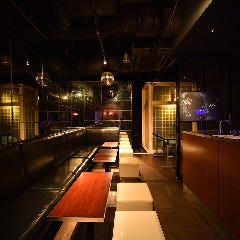 おしゃれな間接照明と音楽でパーティーをスタイリッシュに演出