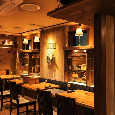 農家のパスタ屋 NAPPA 刈谷_木の温もりに包まれた1Fテーブル席