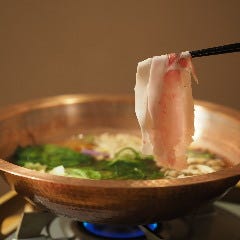お客様のお席で｢追い鰹｣｡風味豊かな｢出汁しゃぶ｣です｡