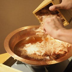 お客様のお席で追い鰹する様子。