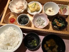 おかかの一汁彩菜膳 1200円(税込み)