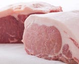 素材の味をいかすため、肉は手切りにこだわる。