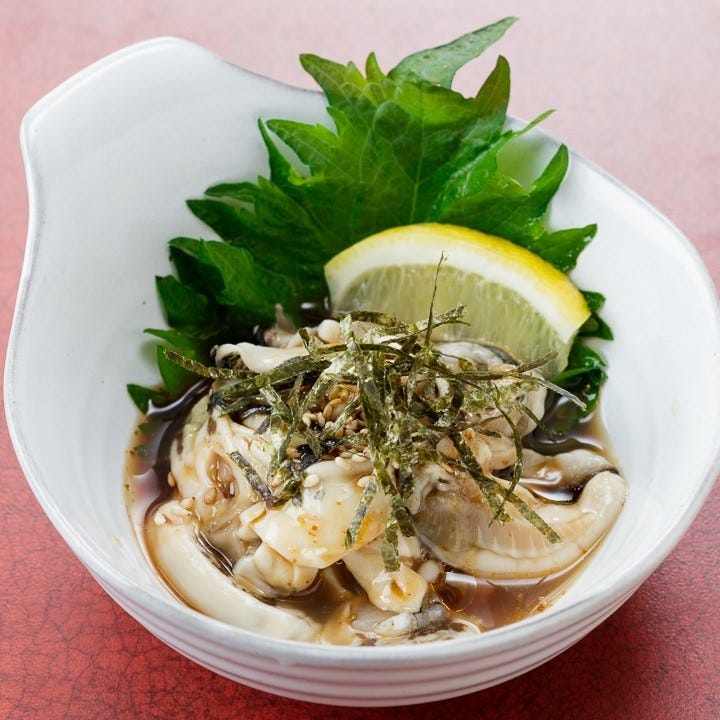 ユッケ風の生牡蠣はタレとごま油が絡み合いやみつきの味わいに