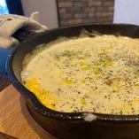 ゴルゴンゾーラチーズの鉄鍋オムレツ