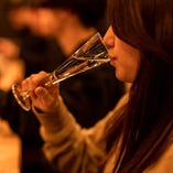 おしゃれなグラスで飲む日本酒は女性に大人気♪