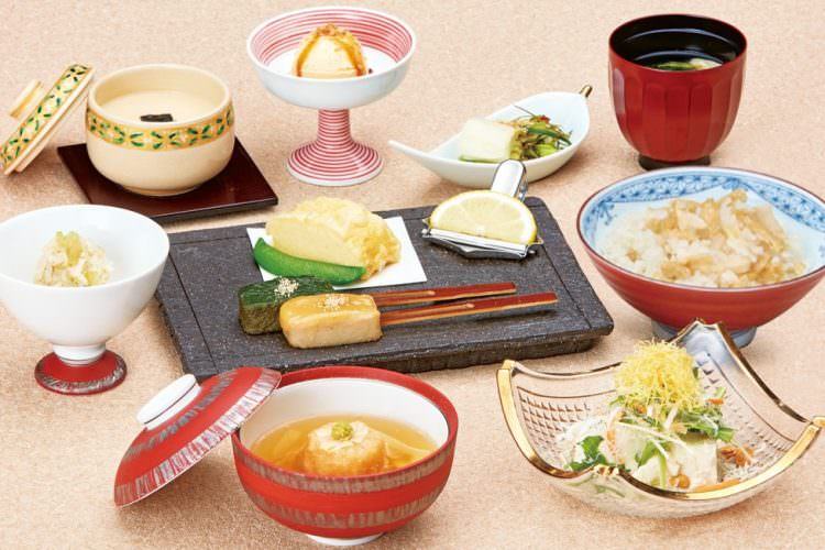 湯葉揚げや生麩田楽が並んでいる梅ランチ