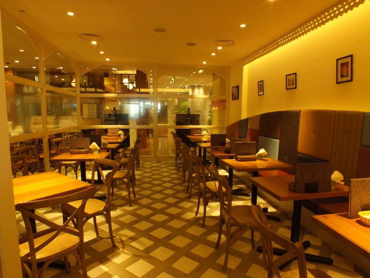 ブラウンを基調としたサイアム セラドン 新宿タカシマヤ店の内装