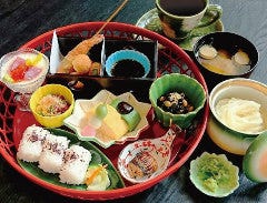 ♪いろどり籠膳（稲庭うどん、コーヒー付き）