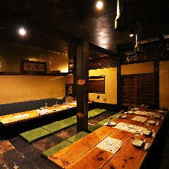 やわらかな間接照明が心地良いくつろぎの空間でお酒を嗜む幸せ