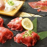 【厳選素材】
口の中でとろける肉ずしは当店の人気メニュー！