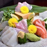 新潟港、佐渡沖の地魚を中心に仕入れ。味と鮮度は間違いなし。