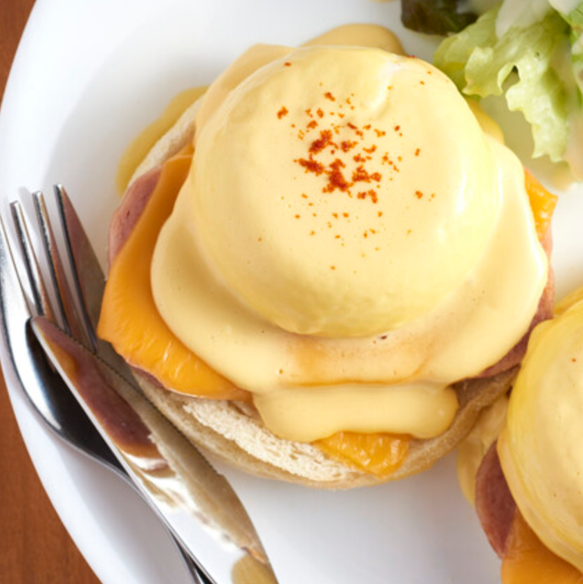 エロイーズカフェ 名古屋レイヤード久屋大通公園店のベーコンチーズベネディクト