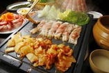 ～カンナ三段バラ～ カンナで削ったような薄さ。こだわりの石板で熟成ｷﾑﾁとﾚﾀｽと焼き上げ、ﾏｽﾀｰﾄﾞｿｰｽや行者ﾆﾝﾆｸ、ｴｺﾞﾏなど３種の食べ方で食べるのが韓国料理 豚テジ流。