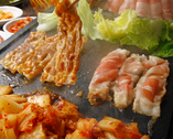 ～カンナ三段バラ～ カンナで削ったような薄さ。こだわりの石板で熟成ｷﾑﾁとﾚﾀｽと焼き上げ、ﾏｽﾀｰﾄﾞｿｰｽや行者ﾆﾝﾆｸ、ｴｺﾞﾏなど３種の食べ方で食べるのが韓国料理 豚テジ流。