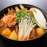 【カムジャタン鍋】カムジャはジャガイモ、タンはスープの意味。ジャガイモと豚の背骨を煮込んだスープで、韓国では「カムジャタン鍋 」専門店も数多くあるほど人気の一品です(^^)♪♪ 
豚の背骨の別名をカムジャ骨といい、カムジャ骨を使用したスープなのでカムジャタンと呼ぶ説もあるんだとか！熱いうちに召し上がれ♪