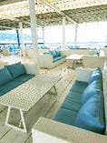 白とブルーを基調としたリゾート感溢れるソファー席
