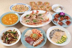 あわび、北京ダック、ふかひれスープ、黒毛和牛の贅沢なコース