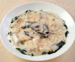 白身魚とモリーユ茸のクリーム煮 旬の野菜添え