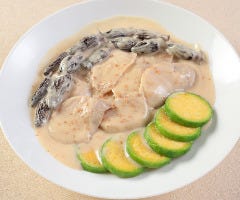 あわびとモリーユ茸のクリーム煮 旬の野菜添え