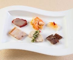 同發名物「焼味」入り七種前菜盛り合わせ