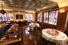 【本館2階】ステンドグラスから眺める中華街大通りと市場通り