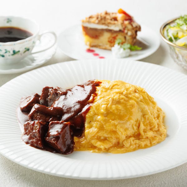 ドリンクやデザートが添えられたじっくり煮込んだ神戸ビーフシチューオムライス