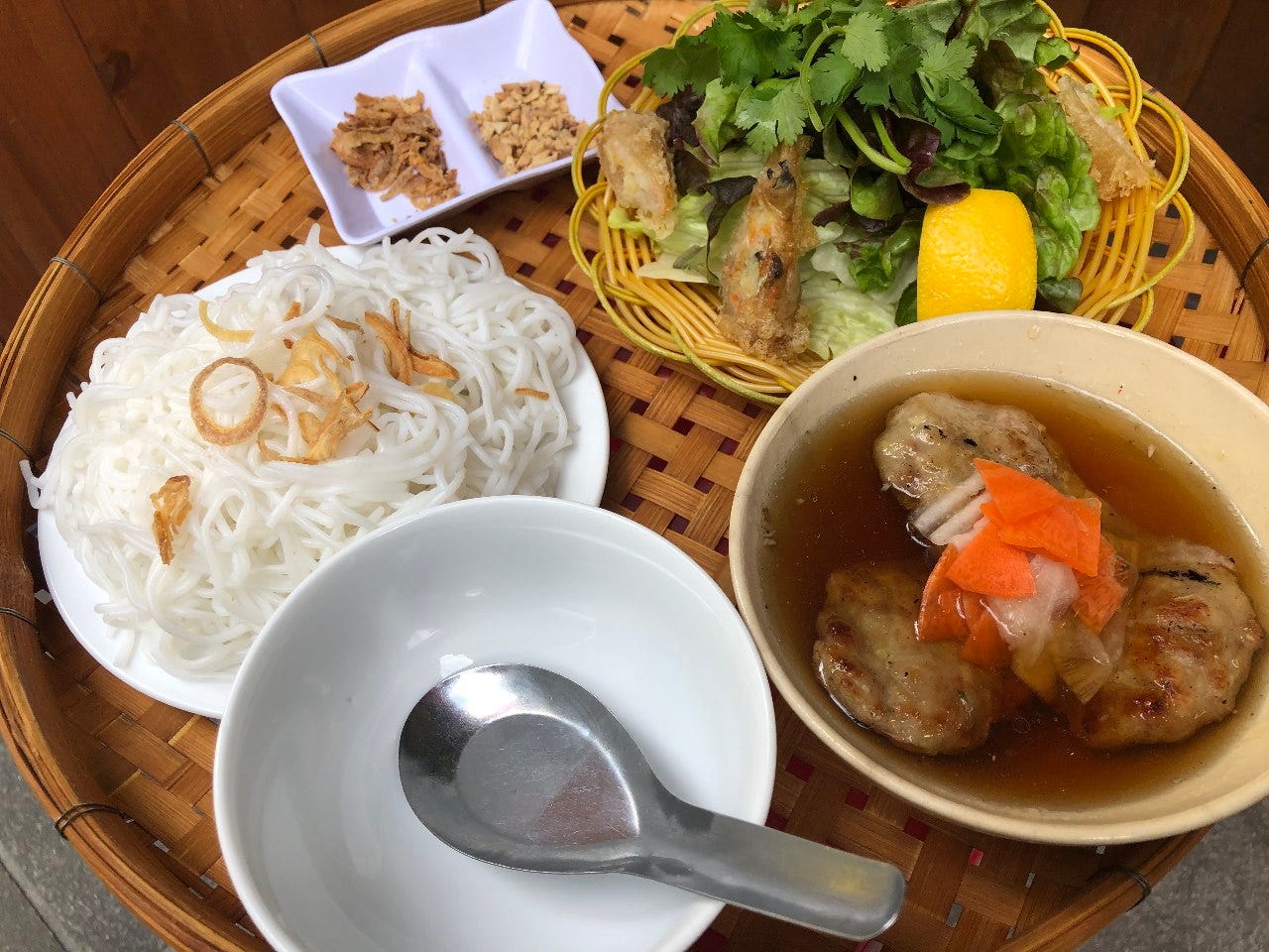 お盆にのったブンチャーのセット