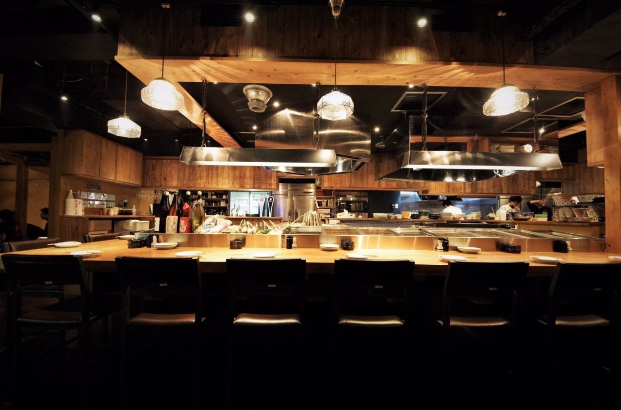 焼鳥とイロリ くろ船の店内カウンター席