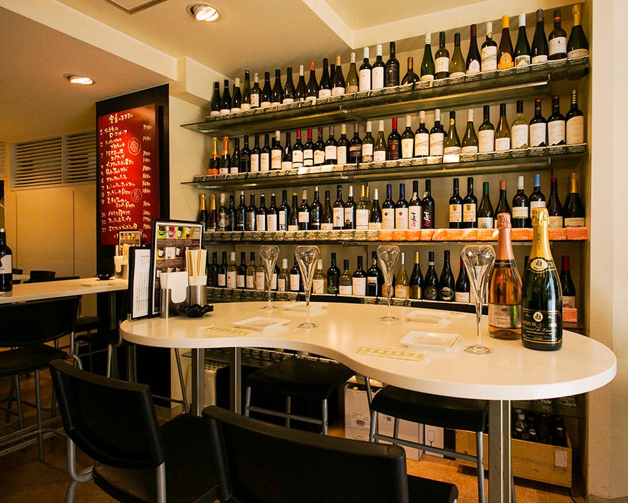 wine cafe Pub Jack 市川店_ずらりワインがならんだ棚を眼の前に次はどんなワインを飲もうか会話もはずみます