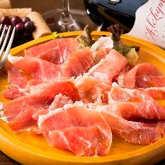 スペイン産の生ハムはご注文後にスライスしてご提供