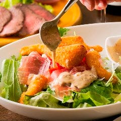 ポップコーンシュリンプがのって食べ応えもあるPubJackサラダ