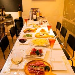 店内は25名様以上で貸切OK！席の配置やお食事スタイルも自由