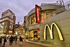 まっすぐ歩くとマクドナルドが見えてきます