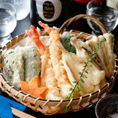カラリと揚げた自慢の天ぷらを自家製天つゆやお塩でどうぞ