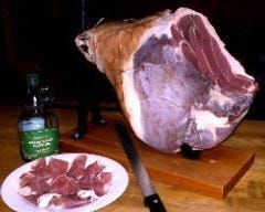 生ハムはスペイン産ハモンセラーノを塊から切り出した物を使用