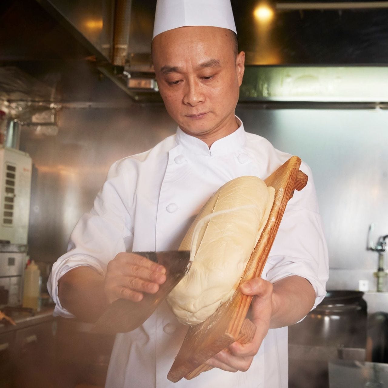 本場中国西安の一流麺点師たちの華麗な手捌きもお楽しみください