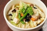 素菜麺（野菜たっぷり刀削麺）