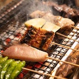 豊洲市場で仕入れた新鮮な魚介を炭火でじっくりと炙って仕上げる「魚串」