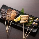 当店の名物料理「魚串」をはじめとする野菜、肉などの串物は、素材に自信あり！