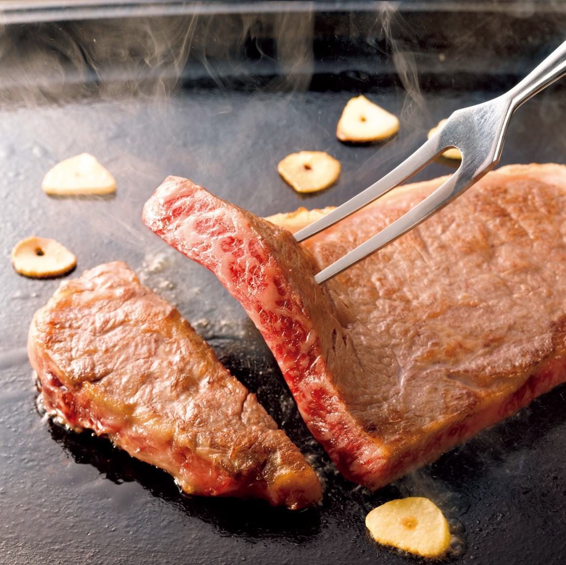 ジューシーな味わいのステーキは良質な素材を使用。