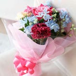 【気持ちの詰まった花束を…。】色とりどりの花束をサプライズなタイミングでお届け！