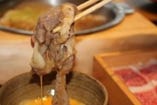 沖縄県産黒毛和牛を使用した「しゃぶしゃぶ」「すき焼き」でお召し上がり下さい。
出汁の旨味が凝縮された鍋にお肉をくぐらせてしゃぶしゃぶ。これが絶品です。
是非ご堪能ください。