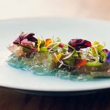 新鮮な魚の食感と風味を堪能できる、彩り鮮やかな一皿『佐渡産鮮魚のカルパッチョ』
