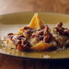 茸の香りと手打ち麺の食感を堪能『ジロール茸のパッパルデッレ』