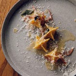 自家製パスタを堪能できる『里芋とポレンタ　タレッジョチーズのファゴッティーニ』